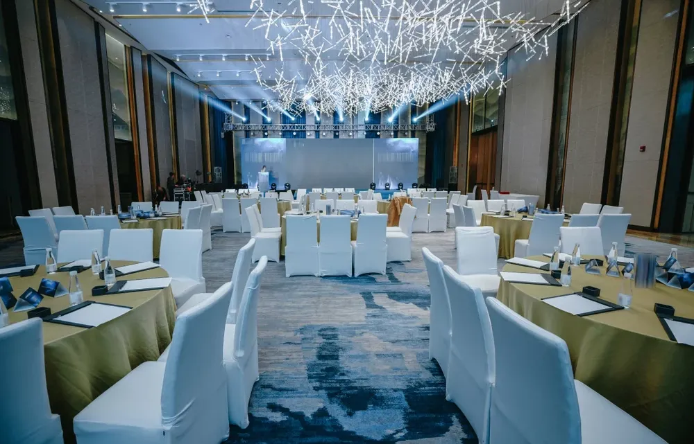 Wnętrze luksusowego hotelu z eleganckim wyposażeniem