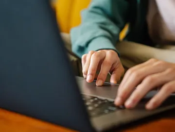 Grafika ilustracyjna do artykułu o autoinwentaryzacji pracowników online