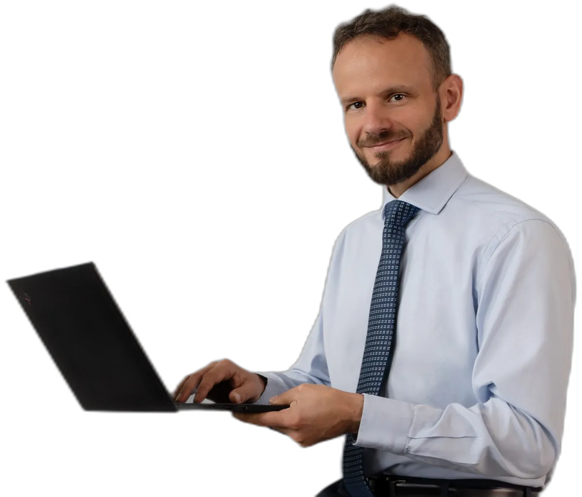 Piotr Szanser, prezes MERCOMP, z laptopem w dłoniach